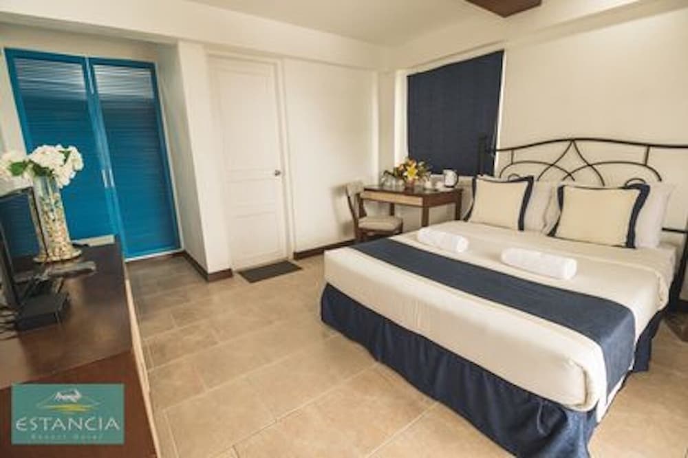 Room, Queen Bed, Forest View