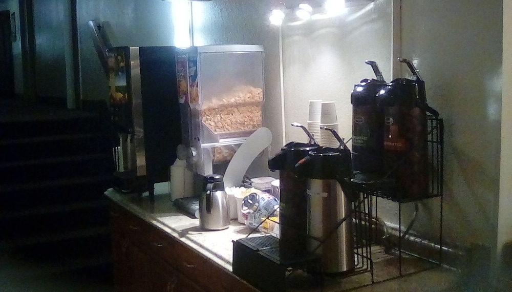Super 8 by Wyndham Newburgh/West Point Near Stewart Airport 14/25