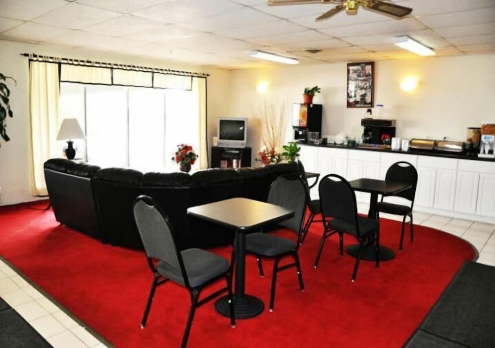 Red Carpet Motel 37/50