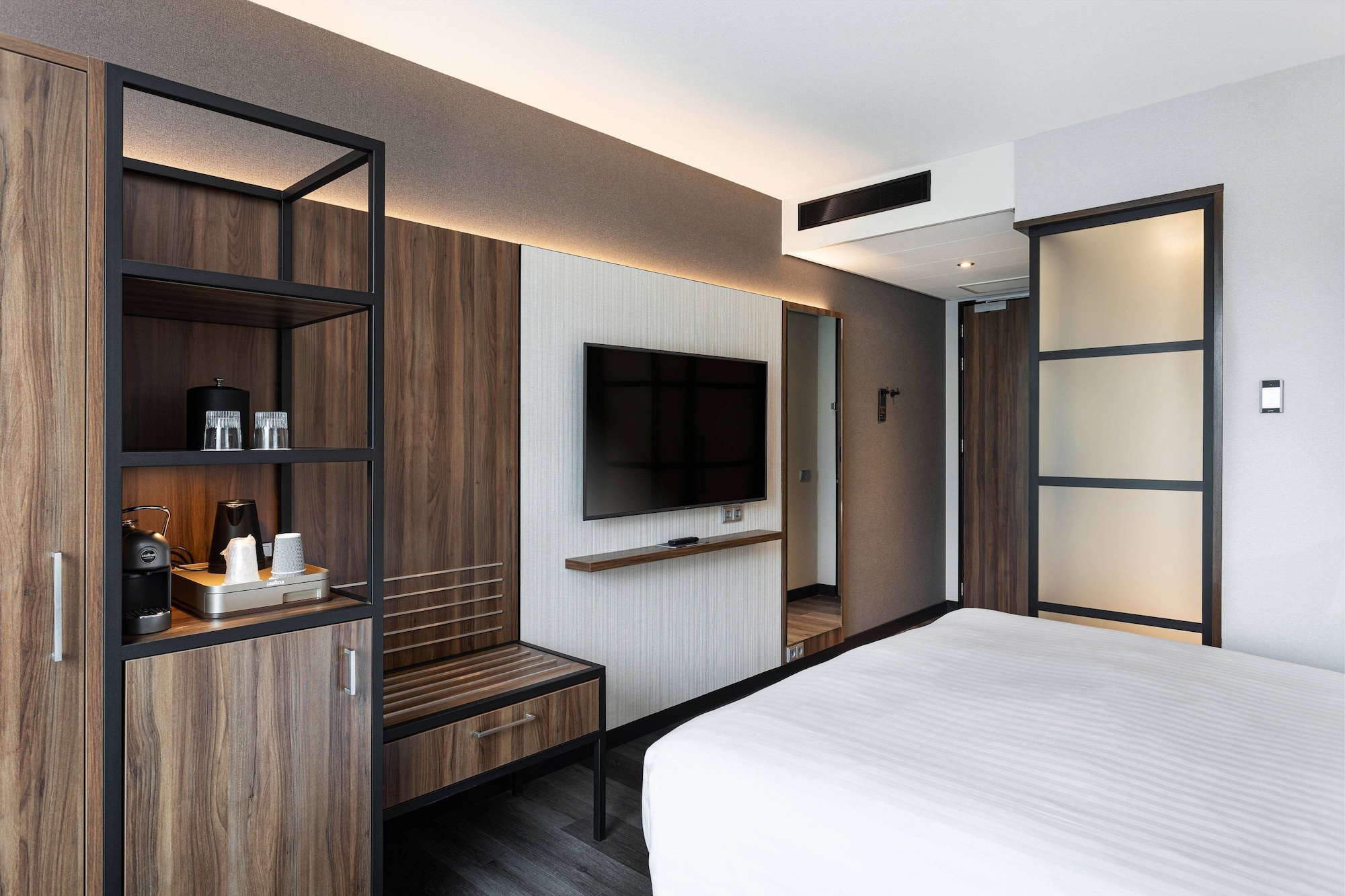 غرفة كومفورت بسرير كينج، Courtyard By Marriott Amsterdam Airport 2/4