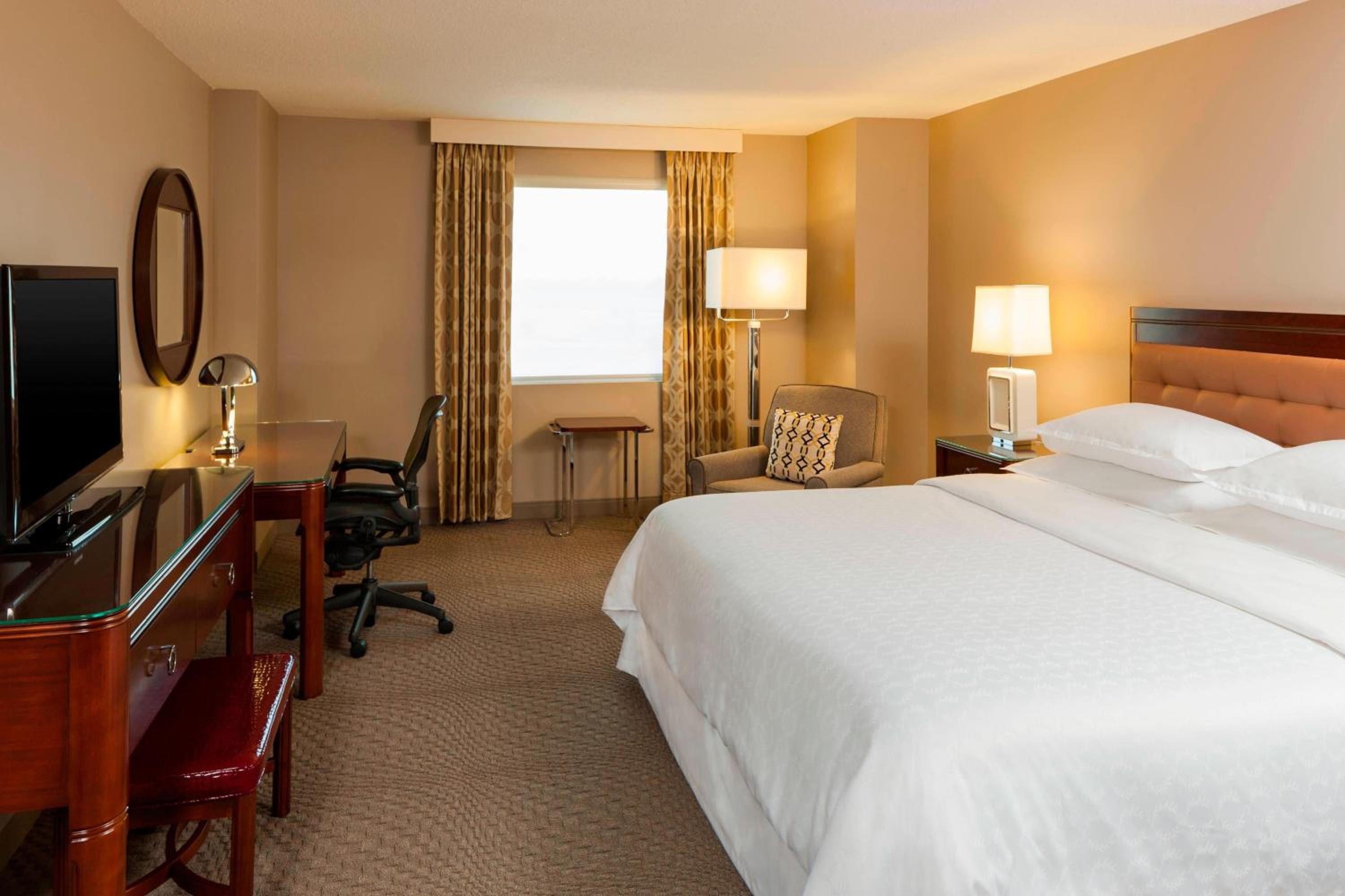 Guest Room, King Bed, Club Floor