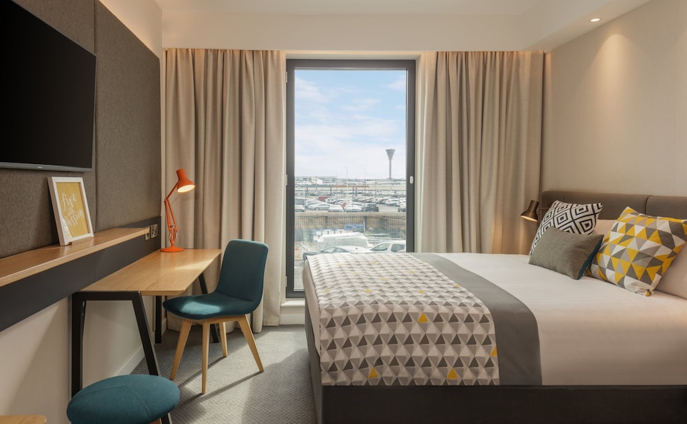 Standard, Queen Bed, Runway View