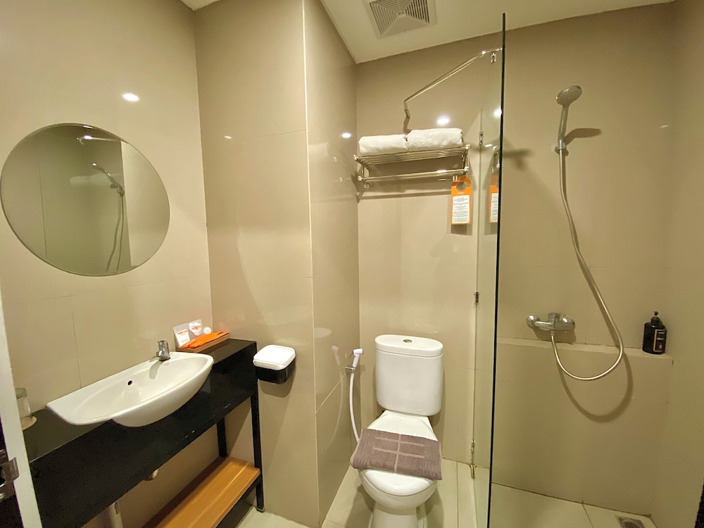 Front One Hotel Gombong 44/48