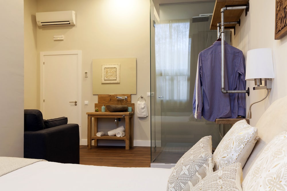 HOTEL RADHA 23/39