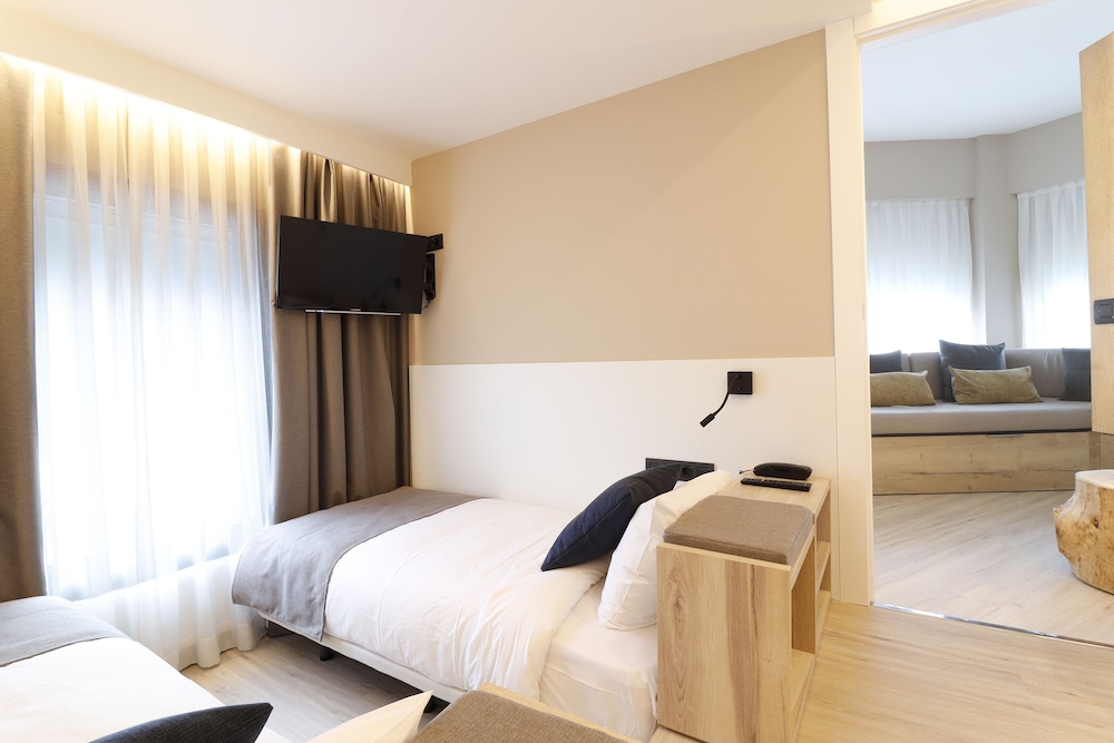 Family, Twin Beds, Queen Bed, Sofa