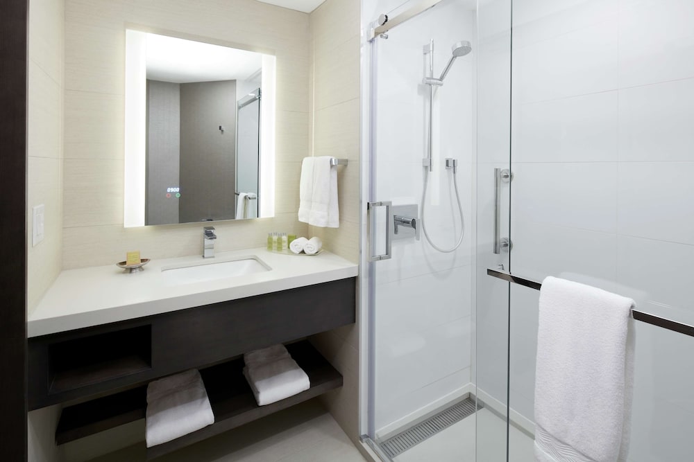 DoubleTree by Hilton Montreal 15/77