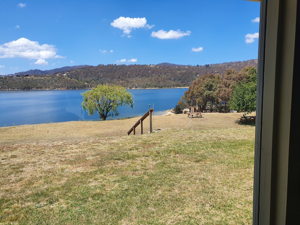 LAKE JINDABYNE HOTEL 69/75