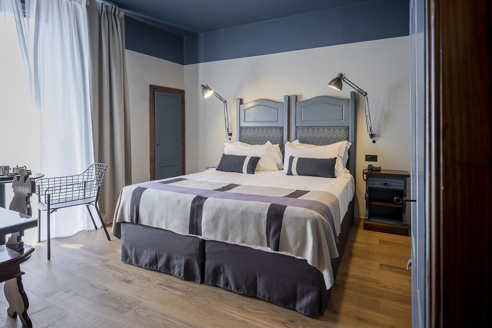 1 BEDROOM, BUSINESS
