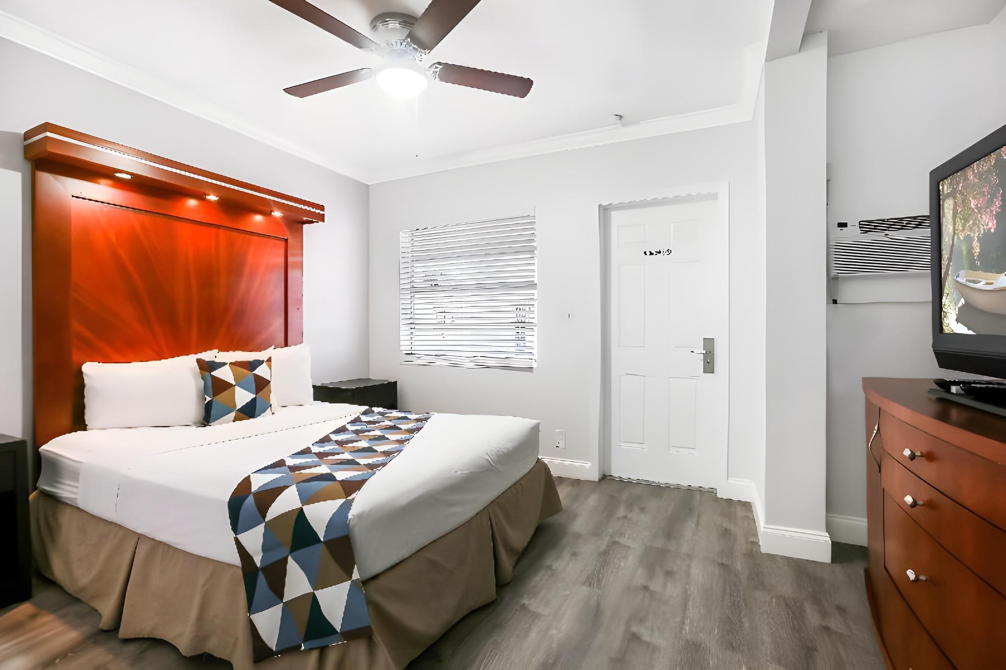 Courtyard, King Bed