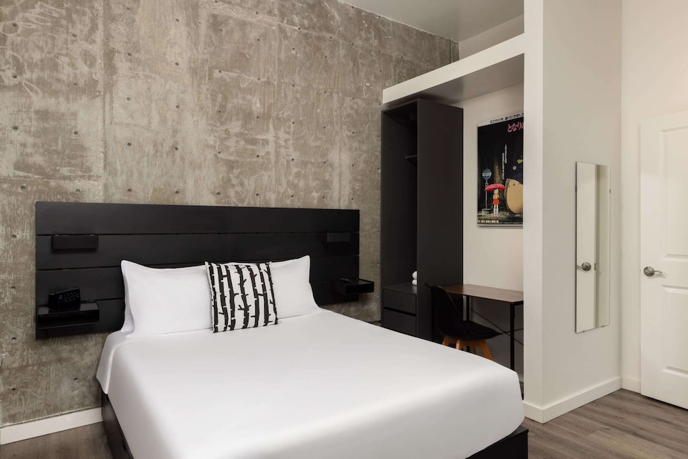 3 BEDROOMS, GROUP ROOM, SUITE