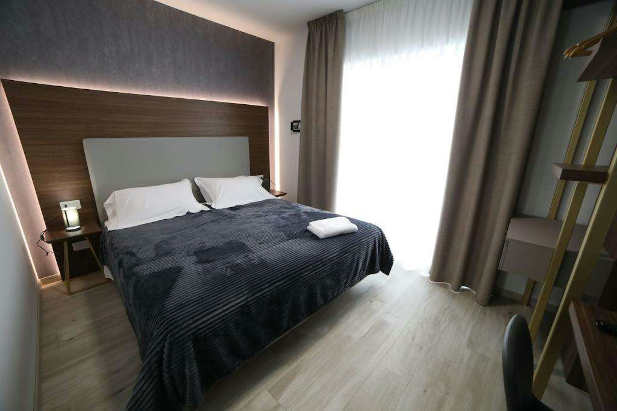 8 Room Hotel 24/80
