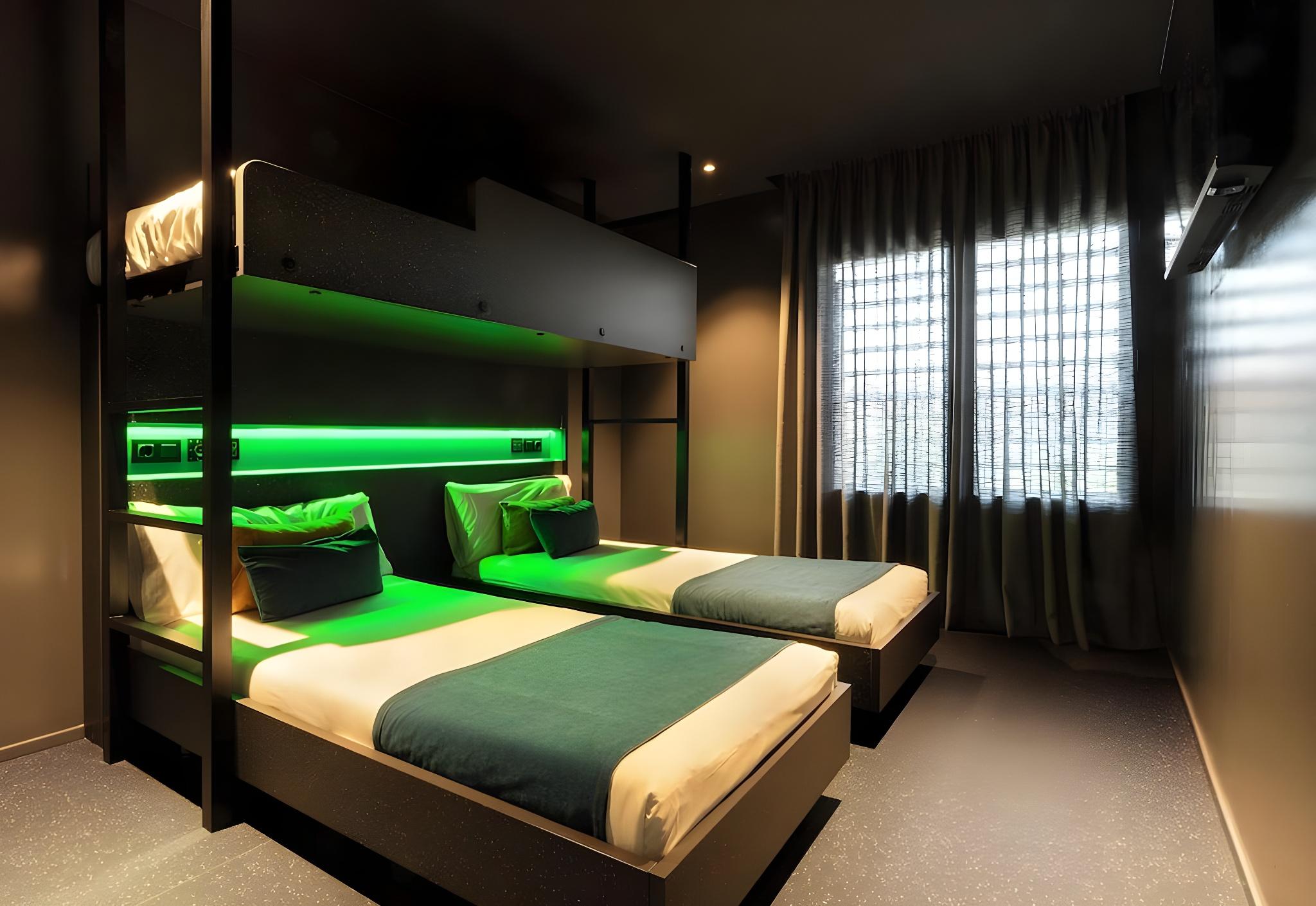 Room, Triple, 3 Beds, Street View