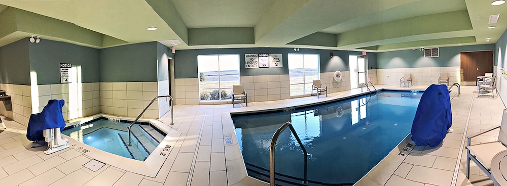 Holiday Inn Express Suites Rantoul 7/76