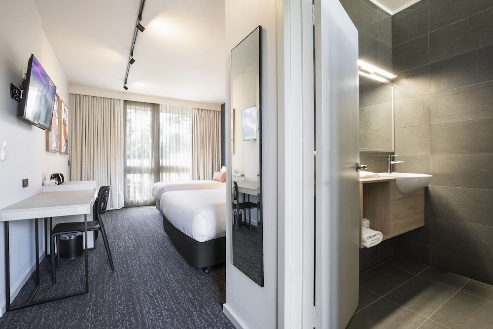 Sandown Park Hotel 8/42
