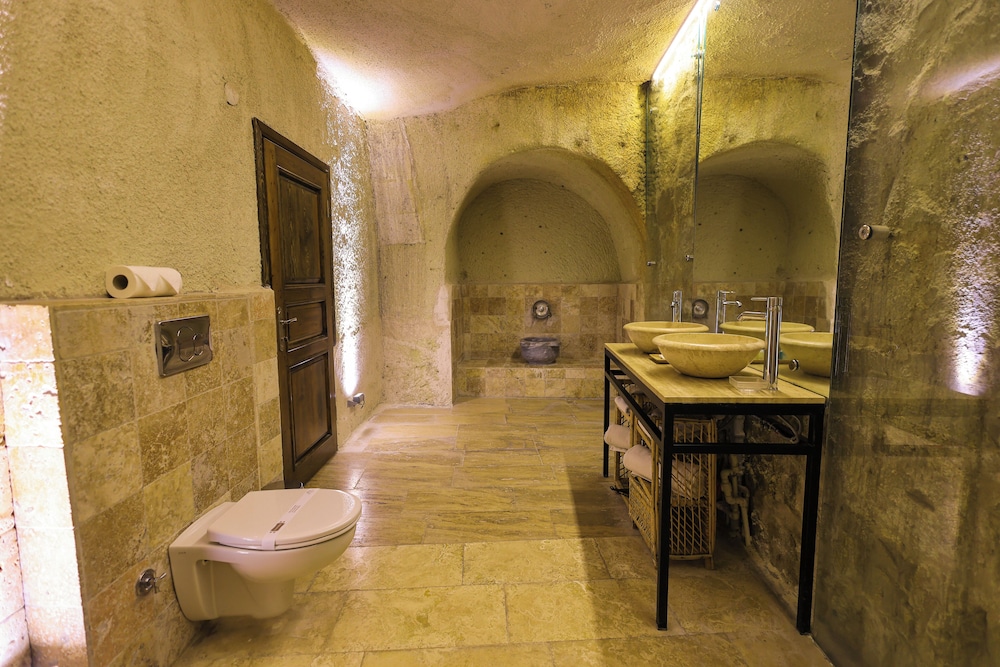 Cave, Family, 1 Double and 1 Single Bed، Ortahisar Cave Hotel 2/2