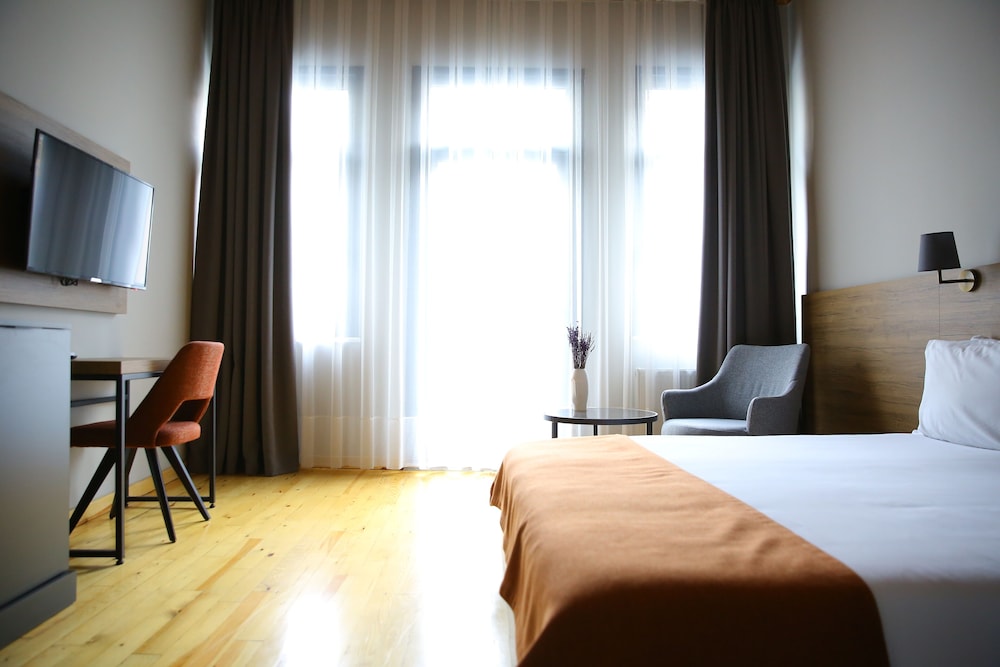 DELUXE, DOUBLE OR TWIN BED