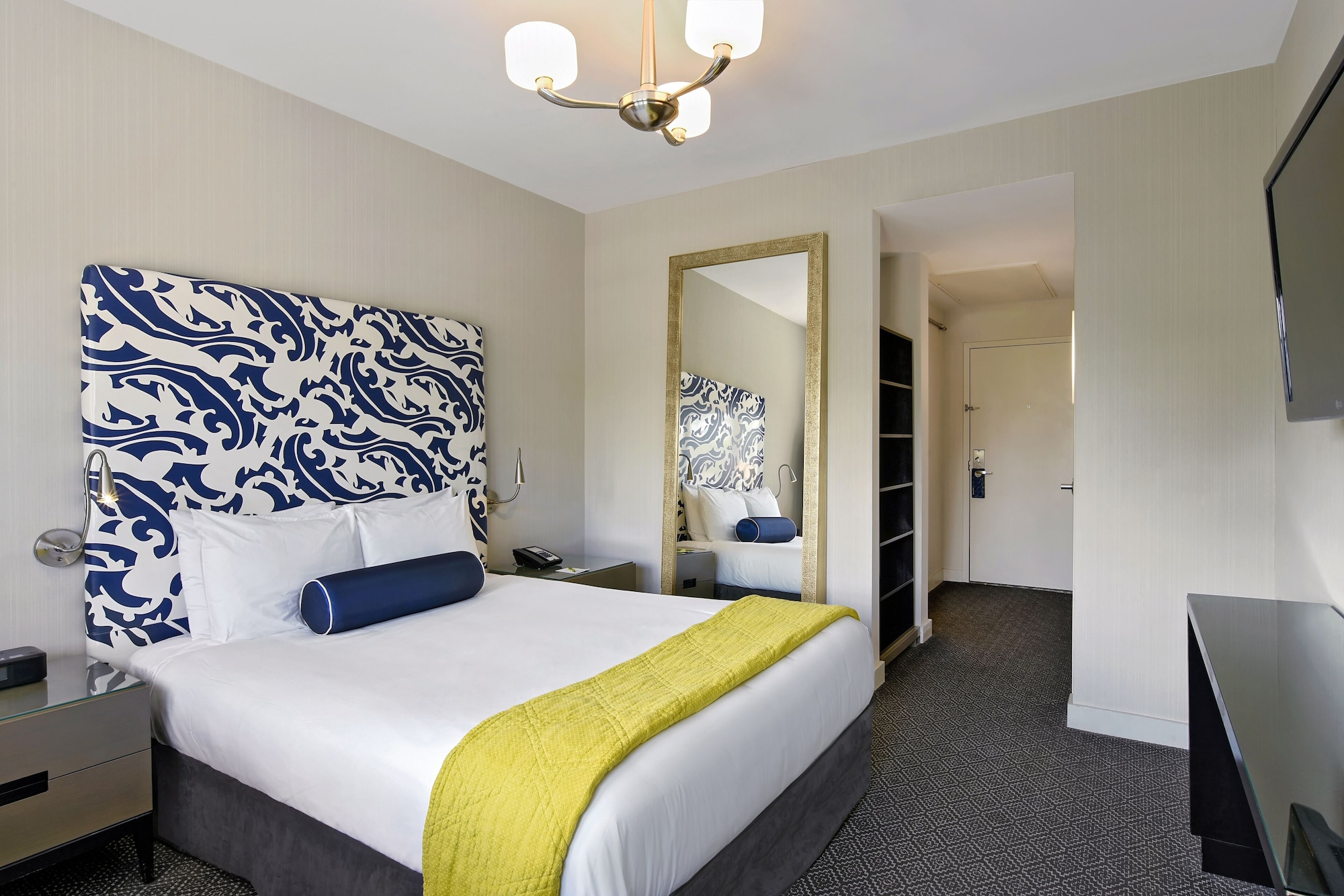 SUPERIOR, QUEEN BED, PARTIAL OCEAN VIEW