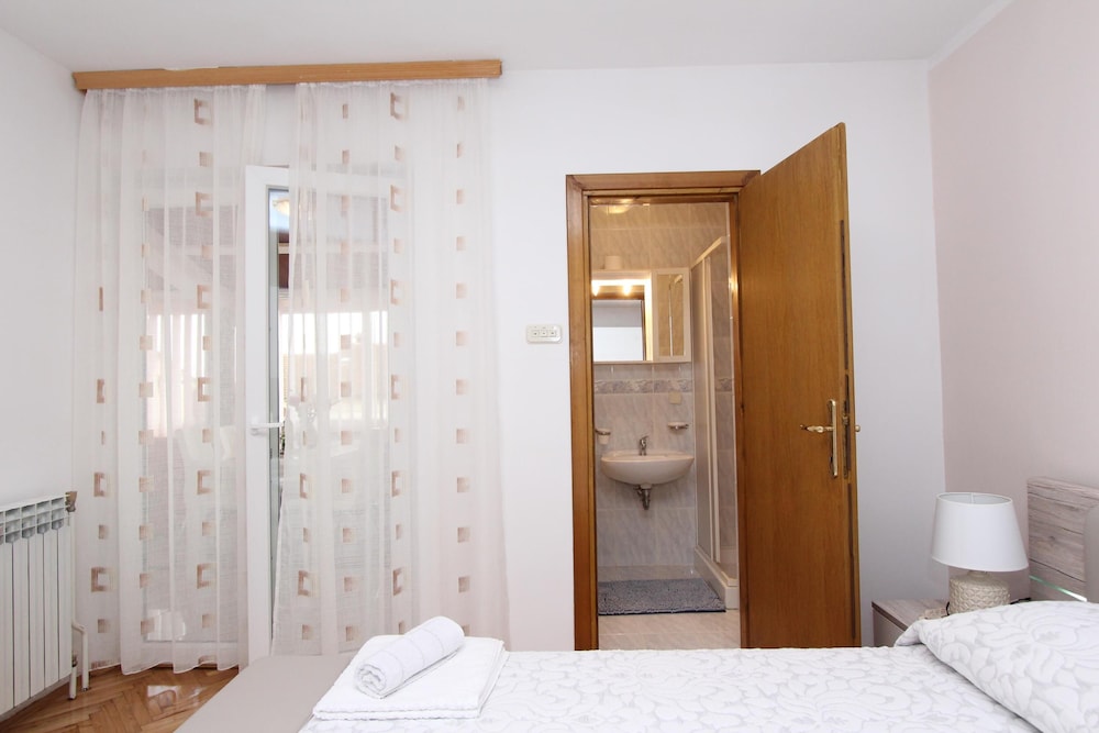 APARTMENT DIVNA 64/66