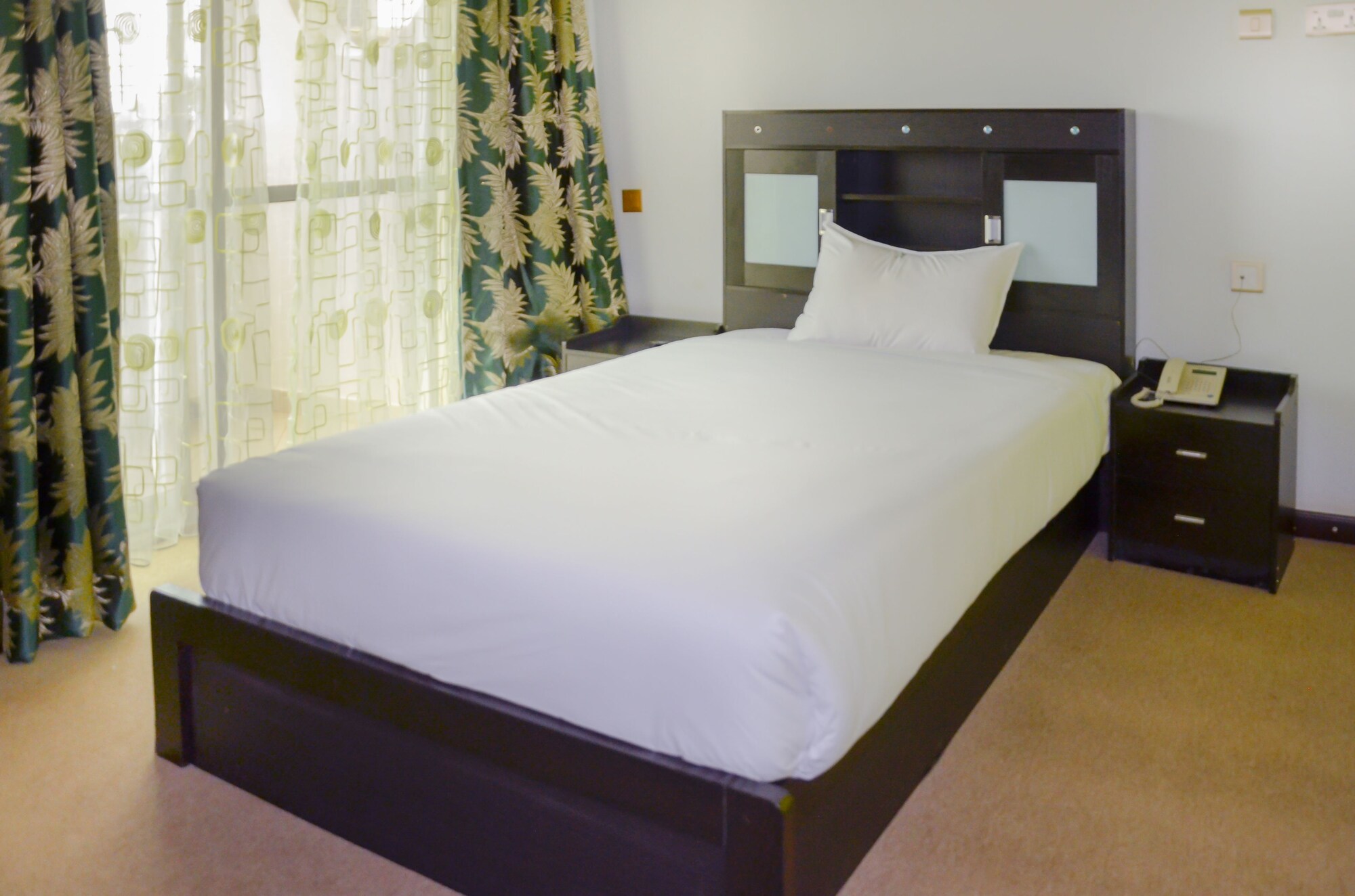 ROOM, SINGLE