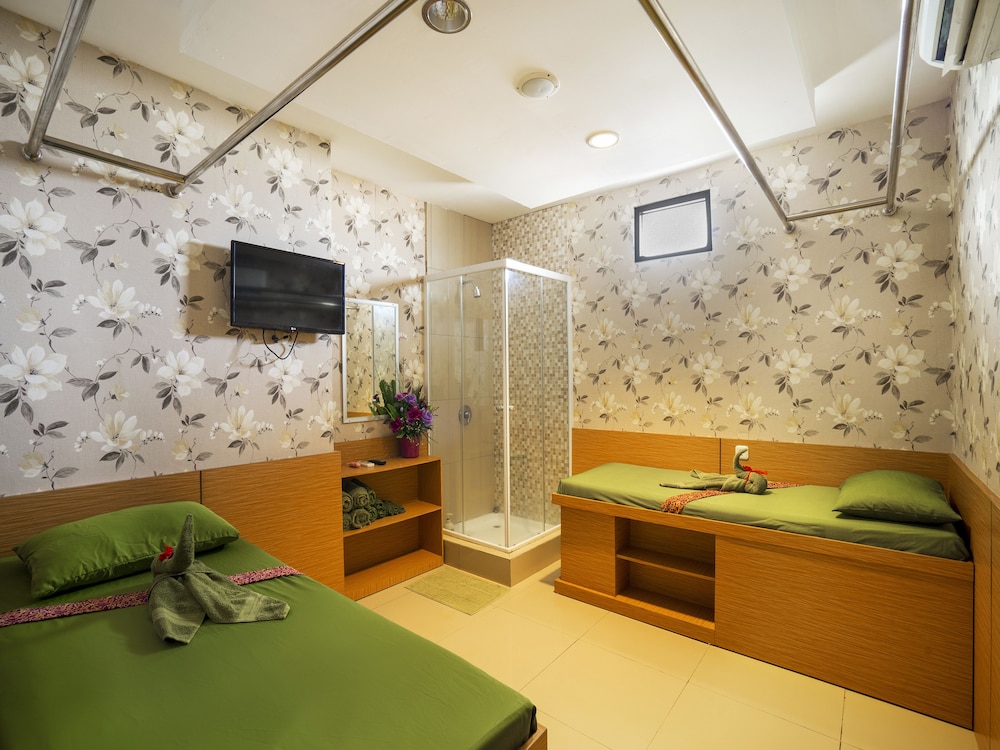 Hotel Grand Kartika 8/63
