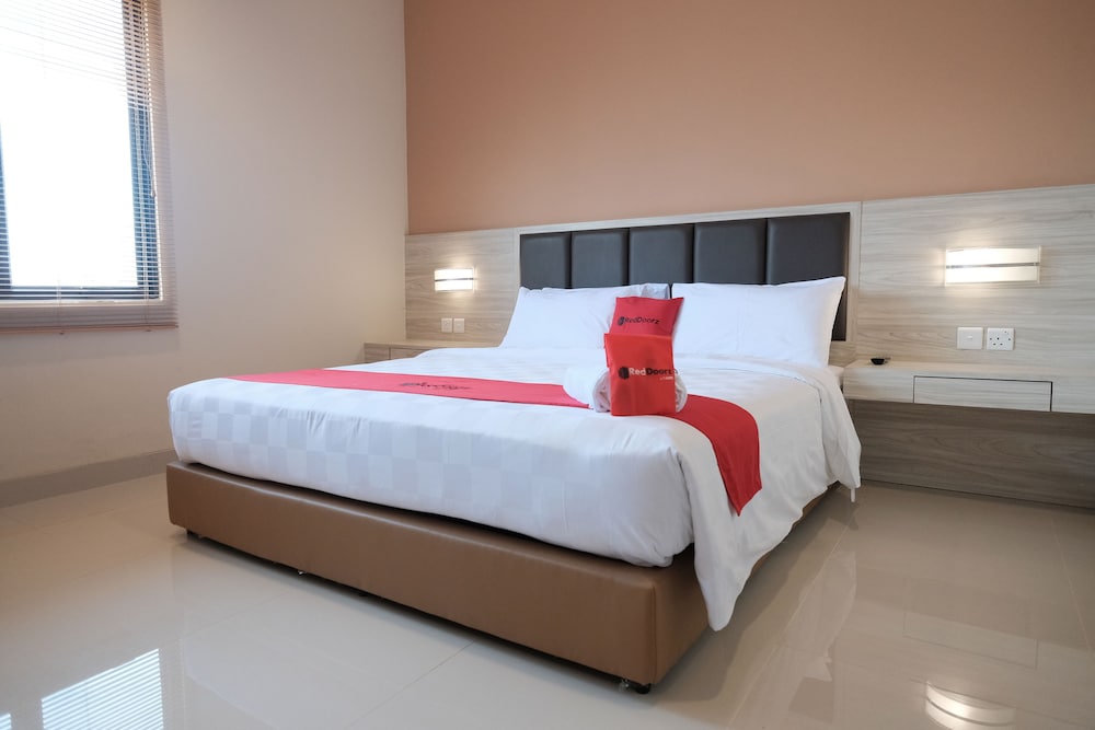 RedDoorz Plus near Ferry Terminal Batam Center 6/23