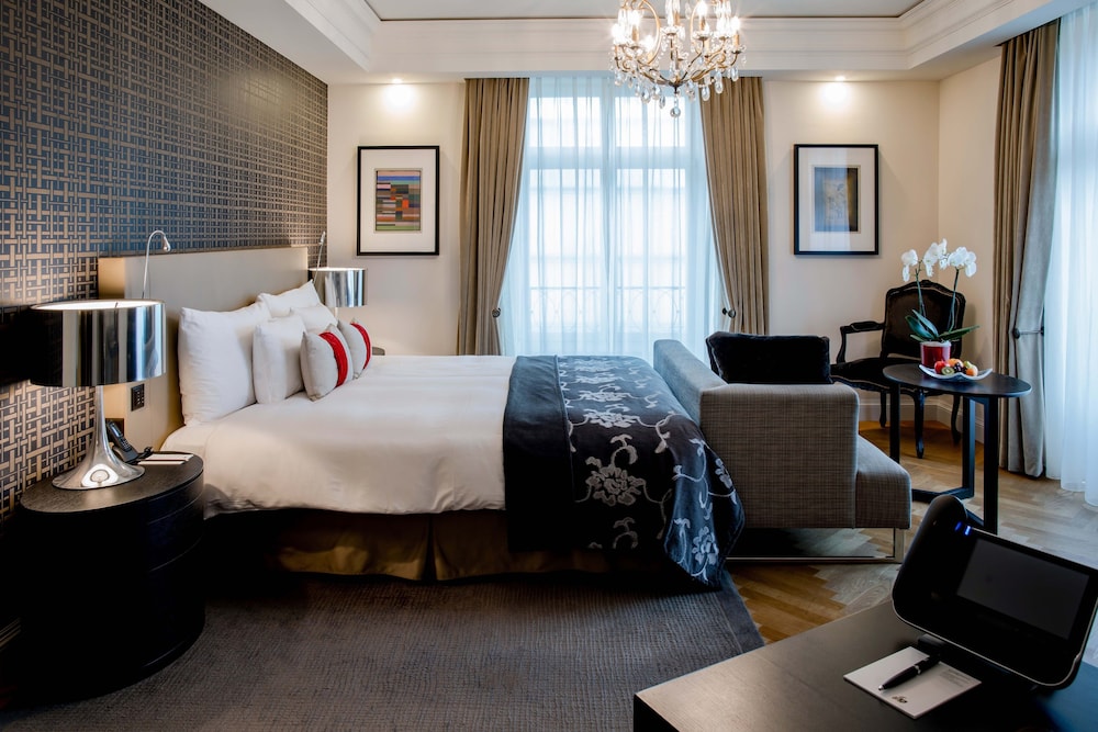 BOUTIQUE, SUITE, MULTIPLE BEDS