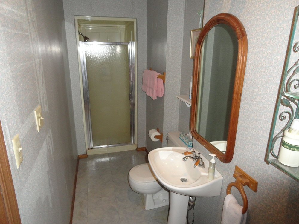 Victorian Inn Bed and Breakfast 25/29