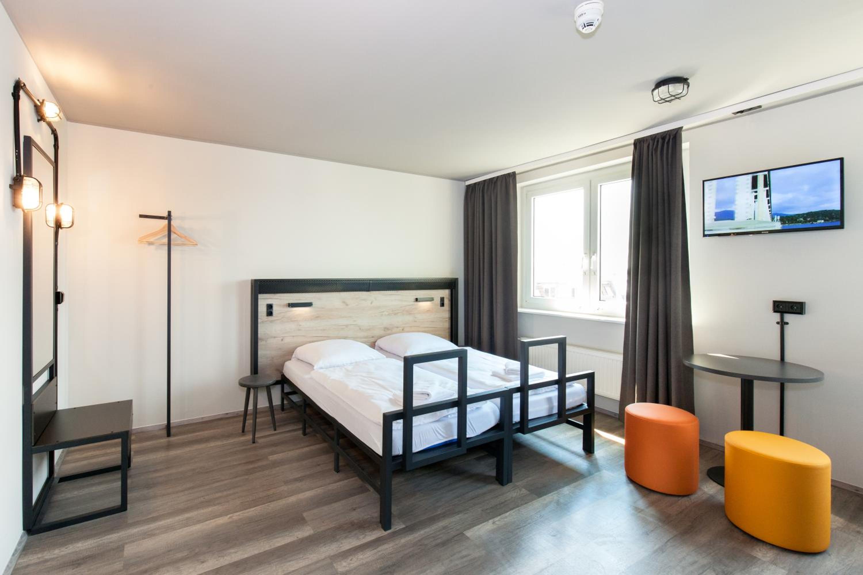 ROOM, SINGLE, TWIN BEDS