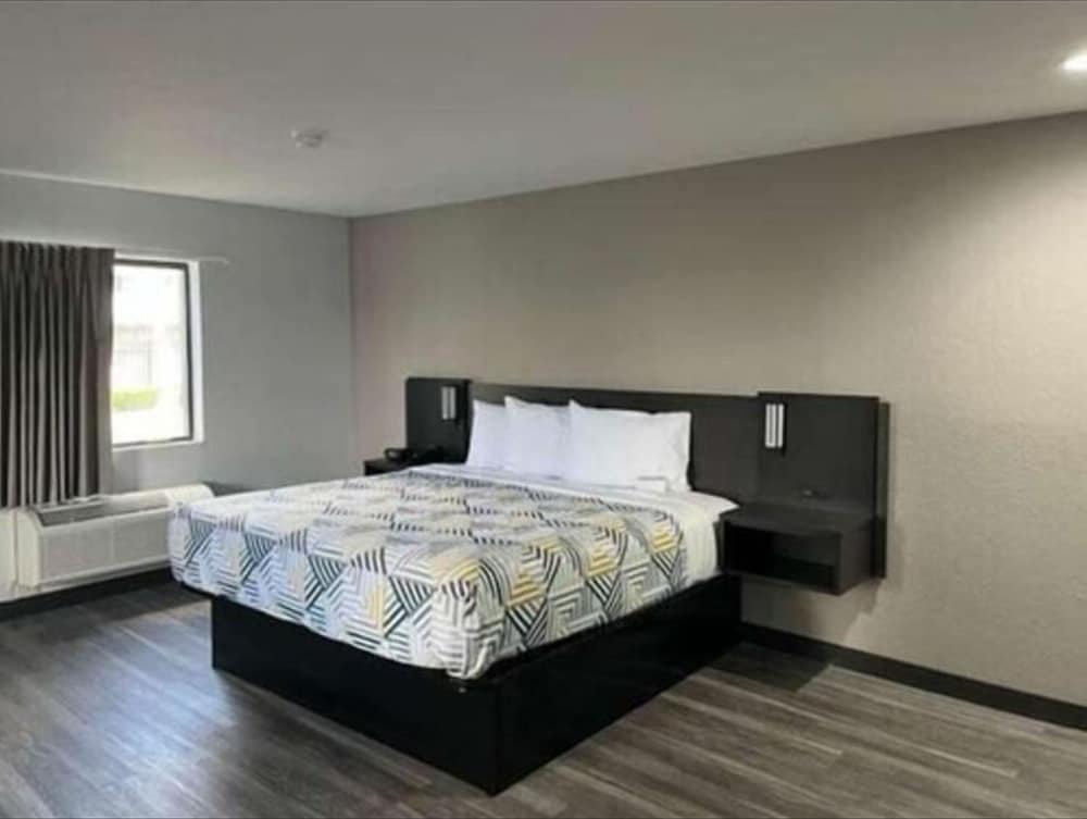 1 King Bed - Mobil Acc RI Shwr Nsmk Kitchen