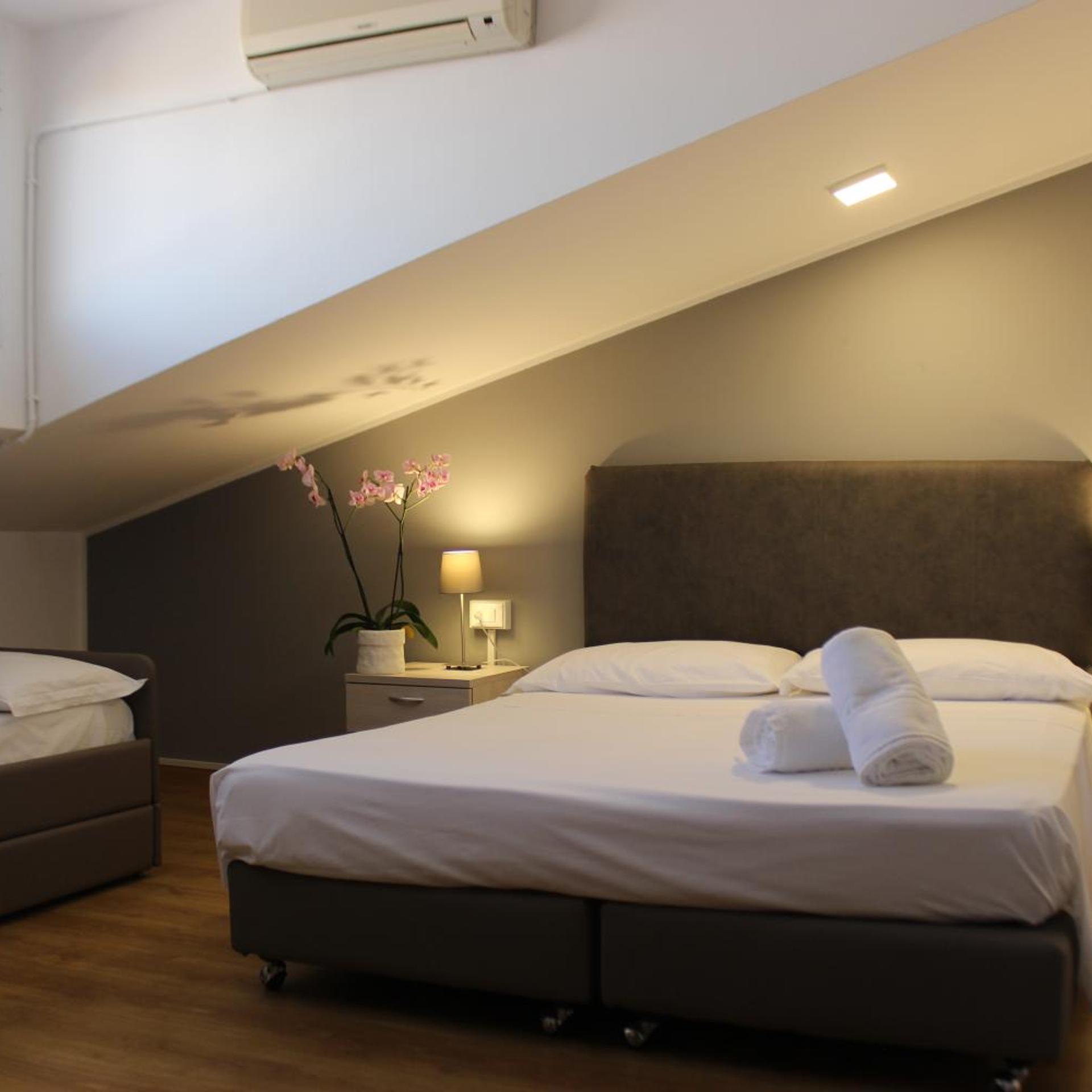 Room, Triple, Attic