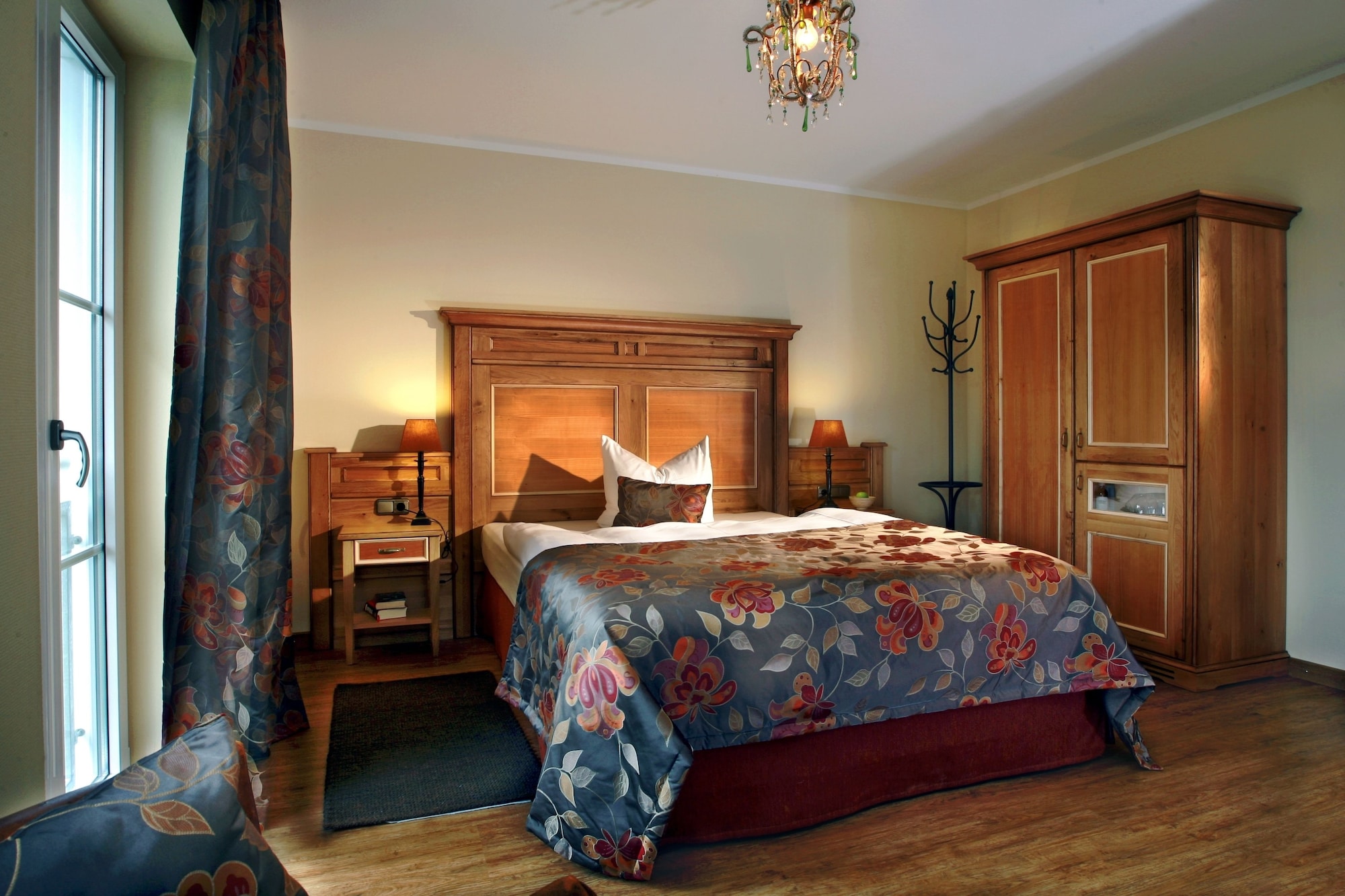 COMFORT, QUEEN BED