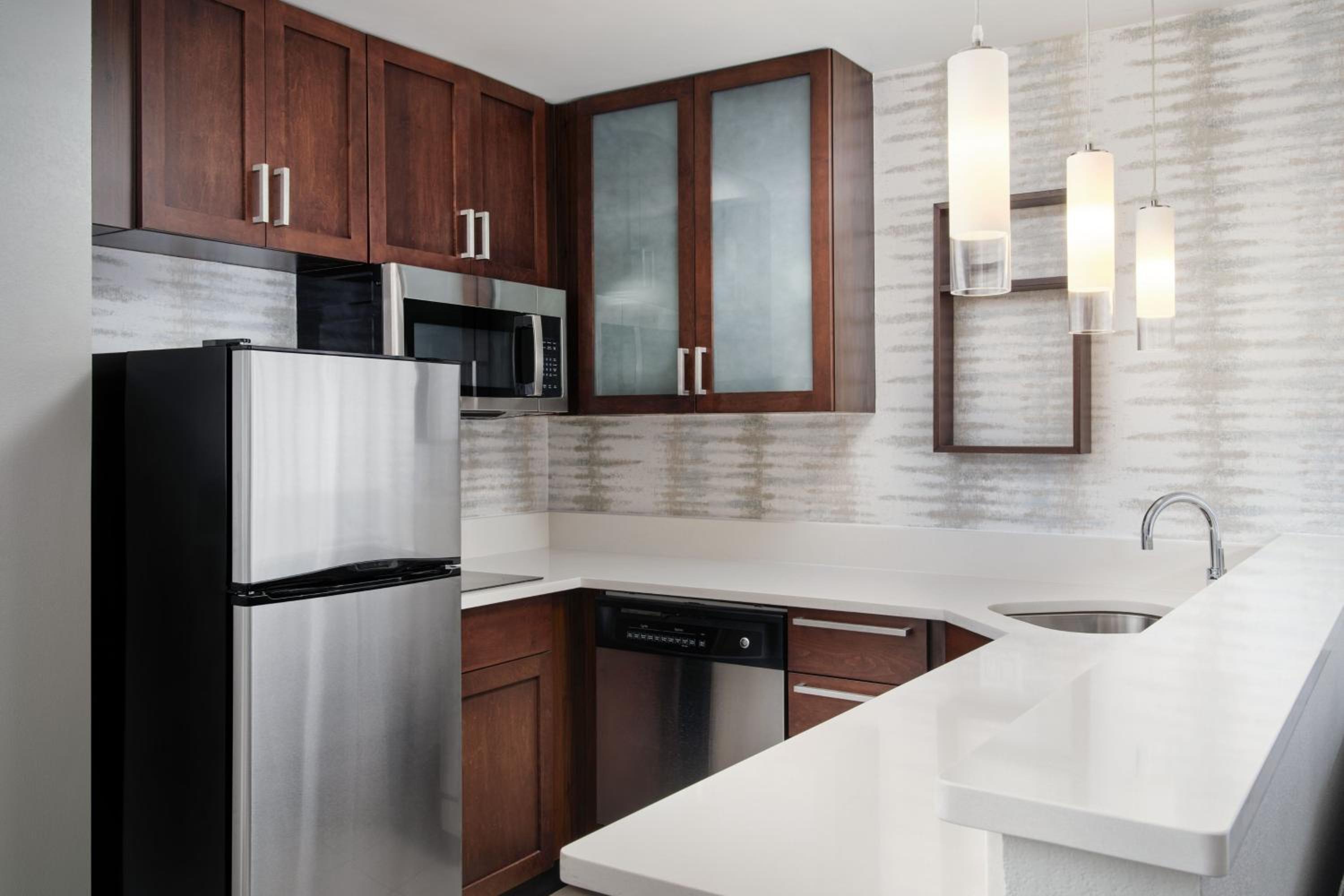 جناح بسرير كوين بغرفة نوم واحدة مع أريكة، Residence Inn Fort Myers at I-75 and Gulf Coast Town Center 3/5