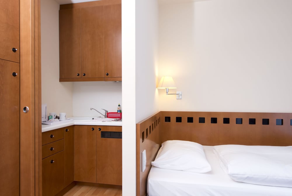 STUDIO, LARGE SINGLE BED