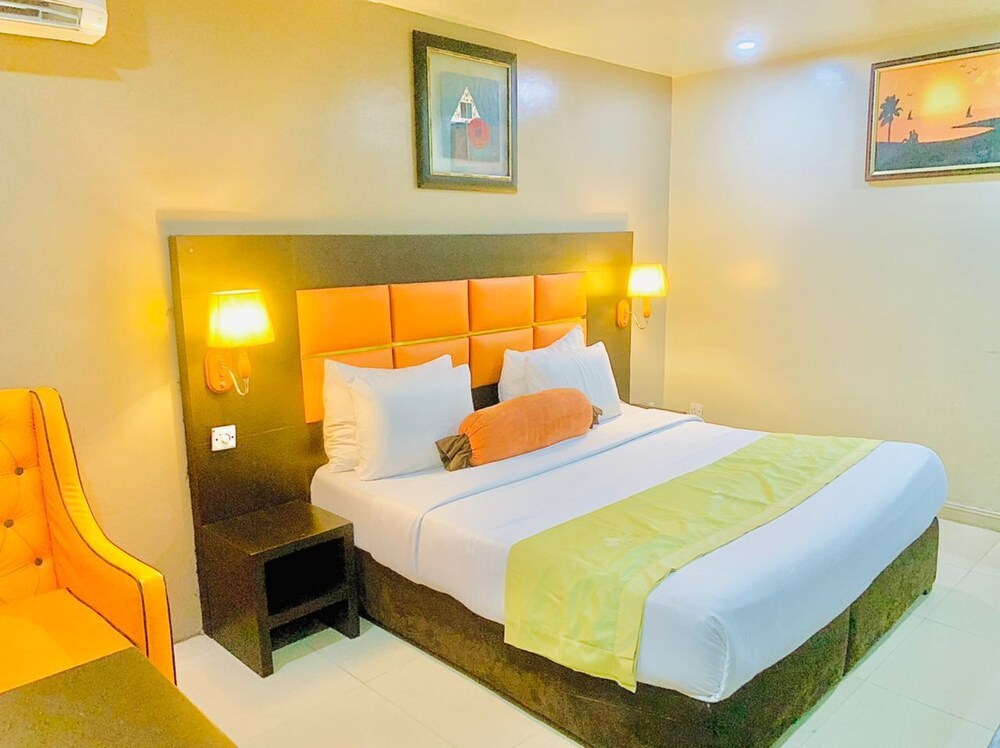 Oakspring Hotel &amp; Luxury Suites 23/50