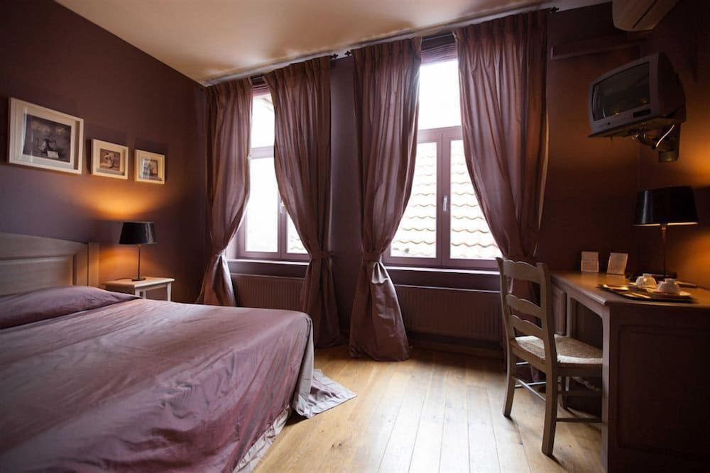 ROOM, DOUBLE BED