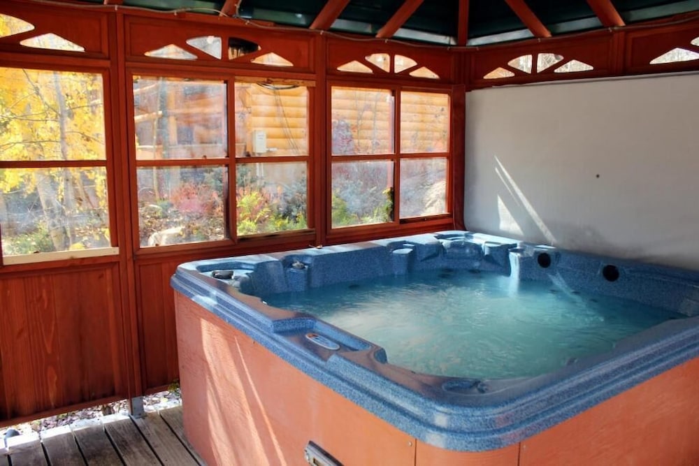 Spirit Lake Lodge and Snowmobile Rentals 37/63