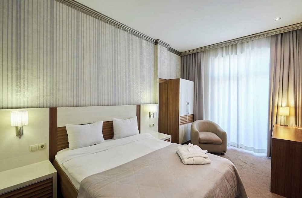 Boulevard Side Hotel 32/73