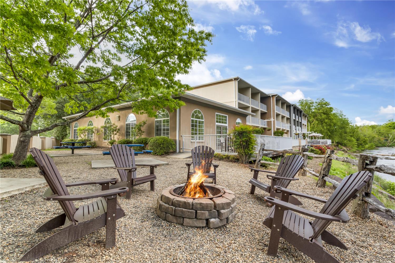 Best Western Plus River Escape Inn & Suites 22/25
