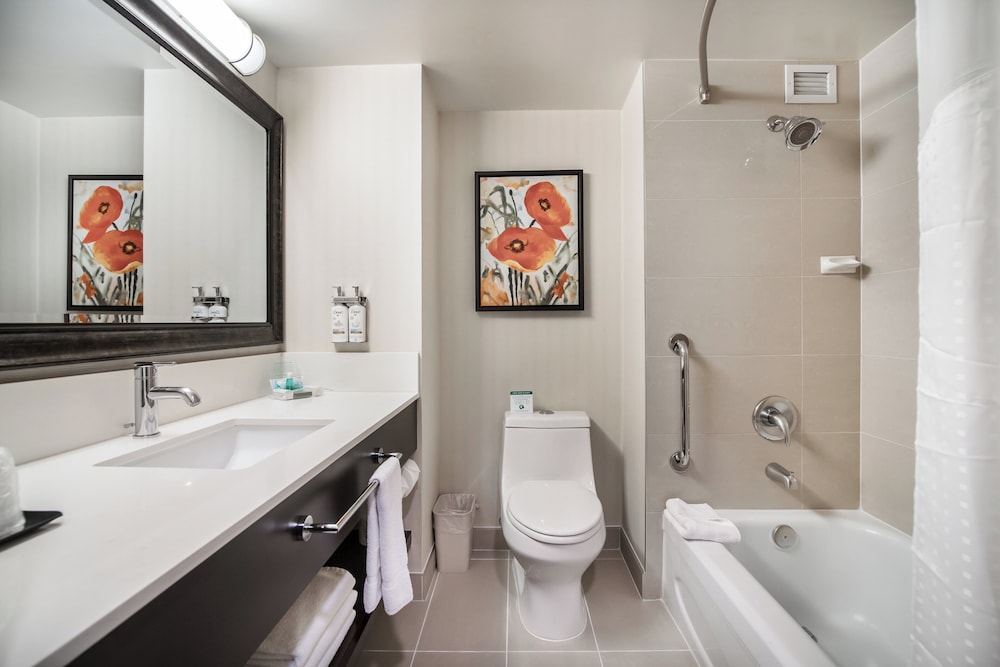 غرفة قياسية بسرير كينج بشرفة في طابق مرتفع، Holiday Inn Vancouver Centre 3/5