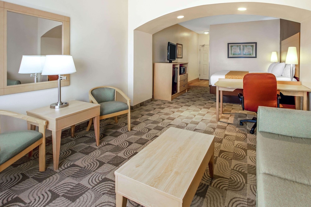 La Quinta Inn And Suites By Wyndham Tucumcari 50/68
