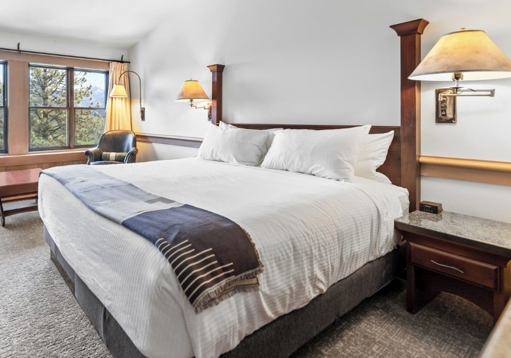 Lodge, King Bed, Mountain View