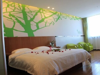 Vatica Hotel (Shanghai International Tourist Resort Huaxia East Road Metro Station) 10/21