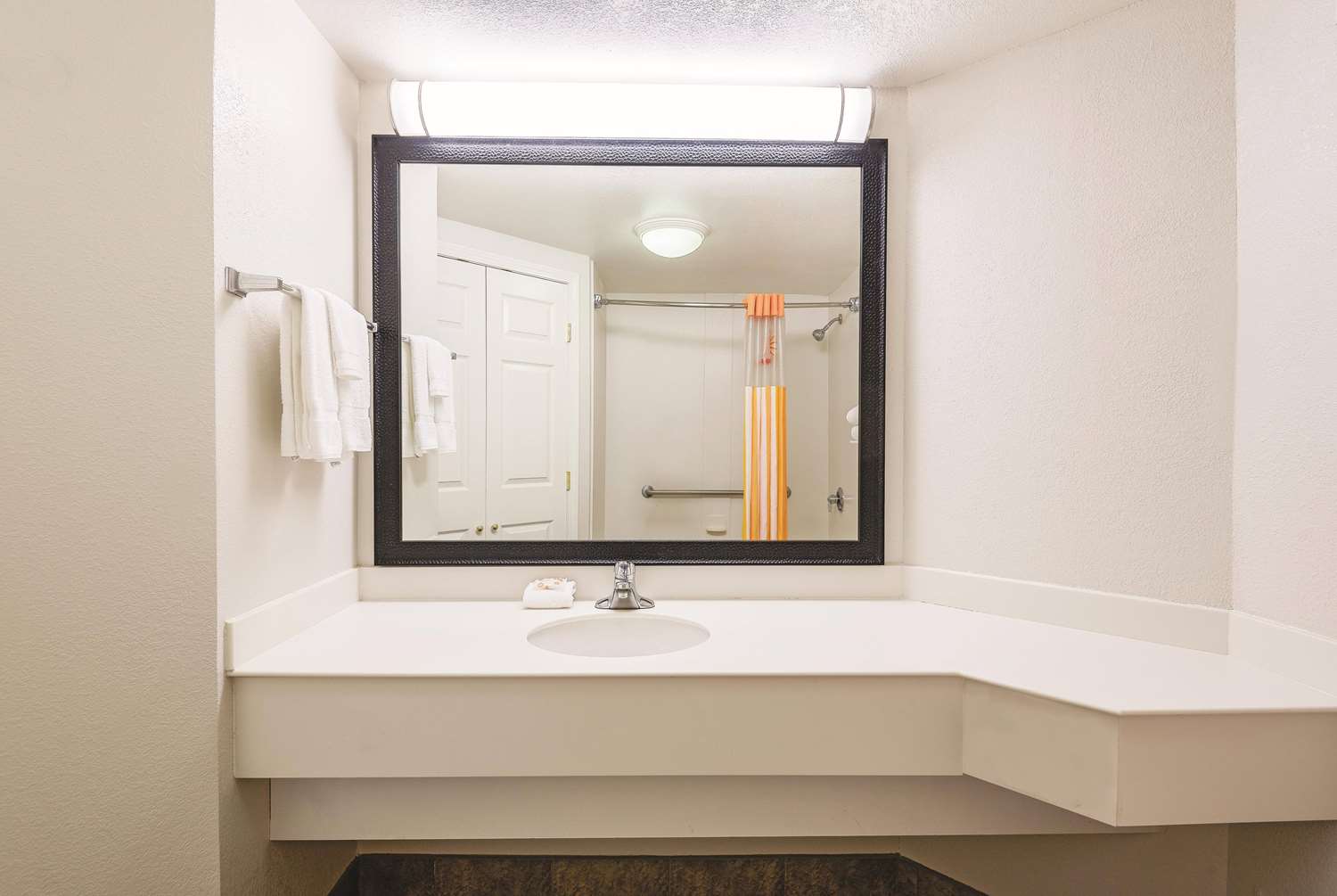 La Quinta Inn & Suites by Wyndham Univ Area Chapel Hill 65/67