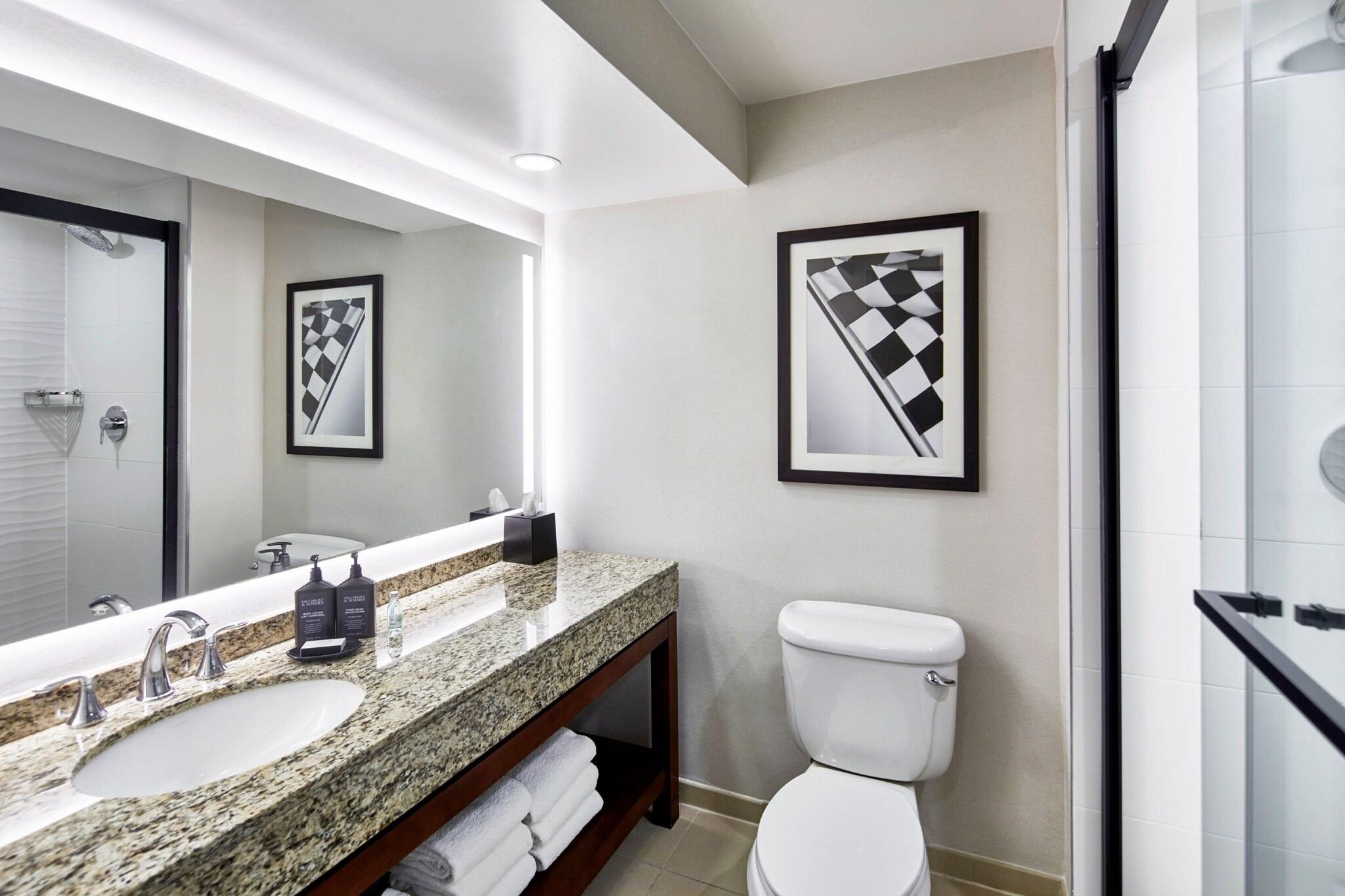 غرفة تنفيذية بسرير كينج، Sheraton Indianapolis Hotel at Keystone Crossing 4/4