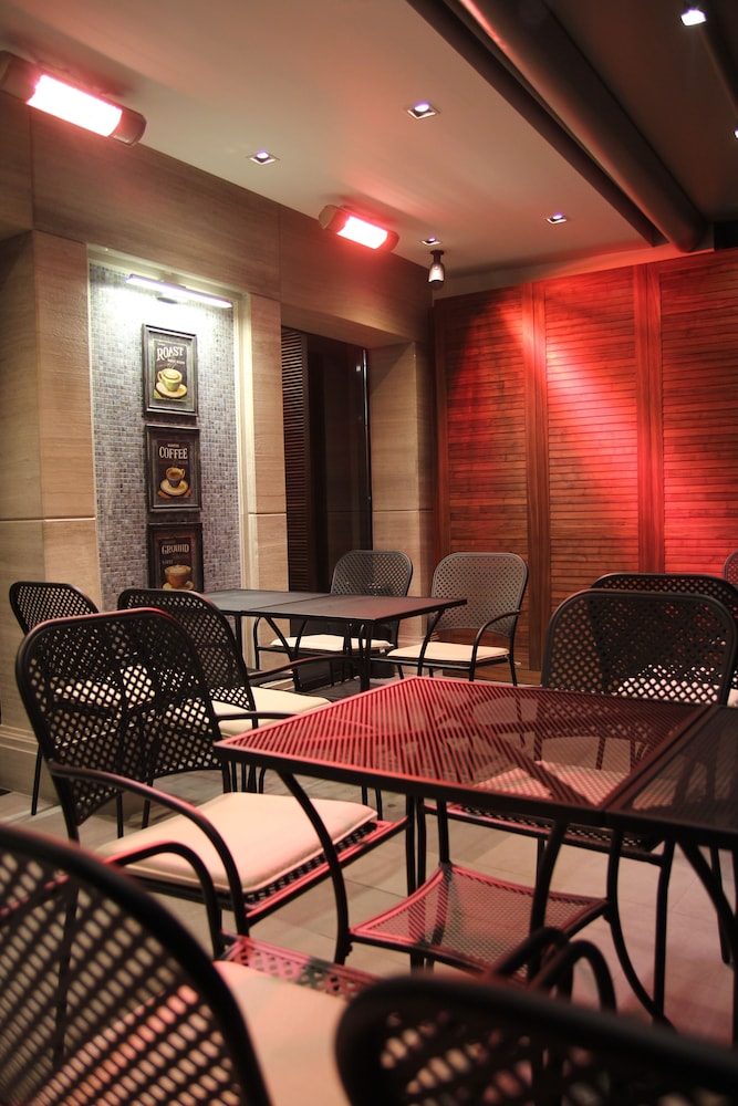 K SUITES HOTEL 48/58