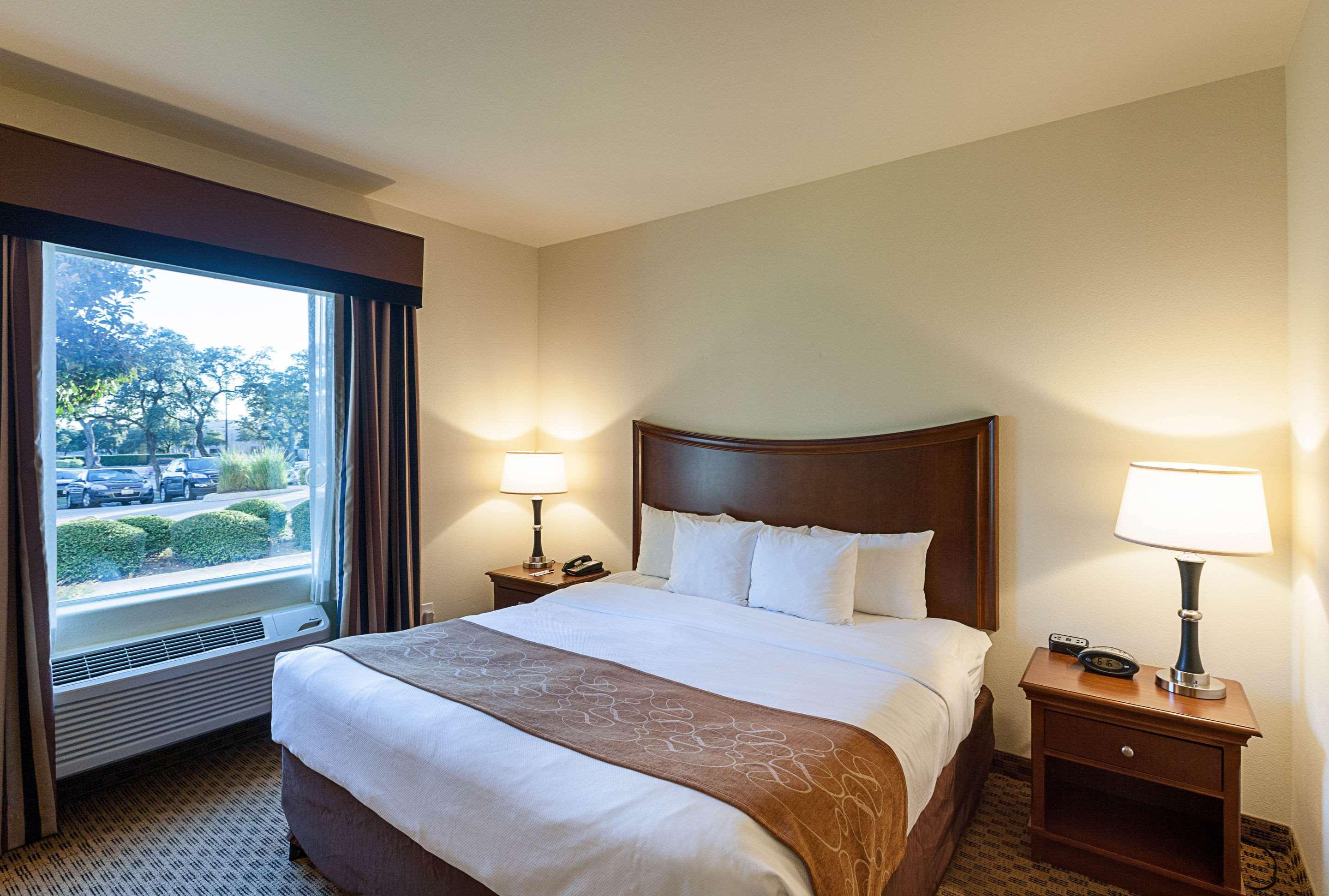SUITE, KING BED