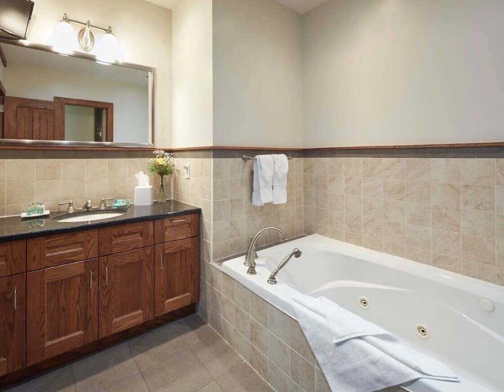 Huff Estates Inn & Winery 47/48