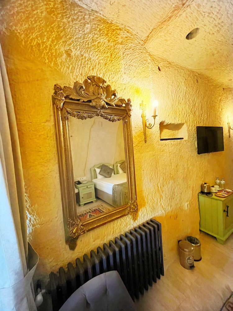Acropolis Cave Suites 30/50