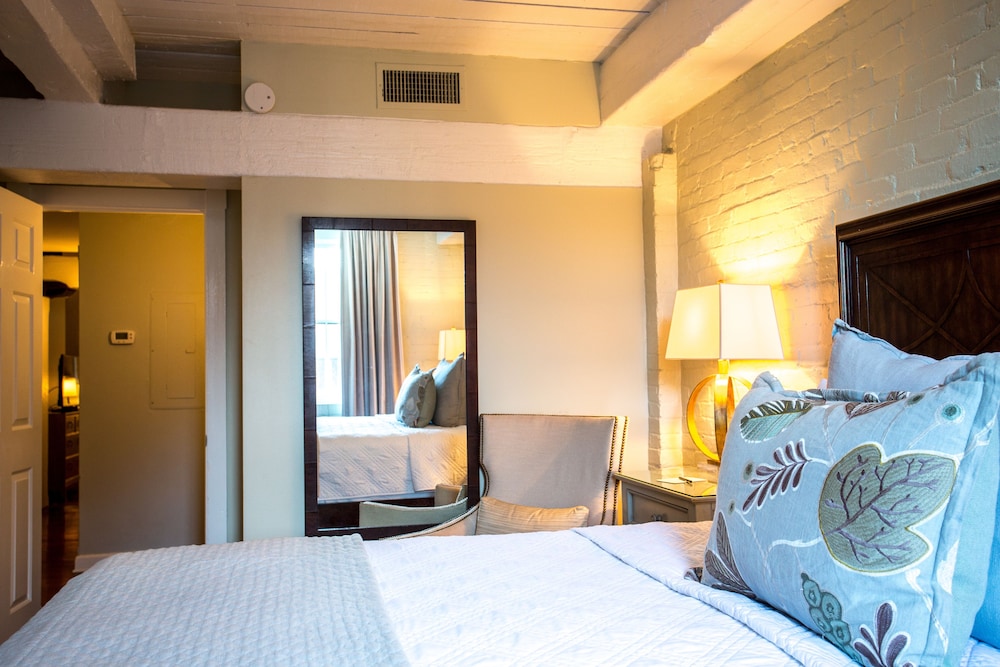 SUITE, QUEEN BED, STREET VIEW, STAIR ACCESS ONLY