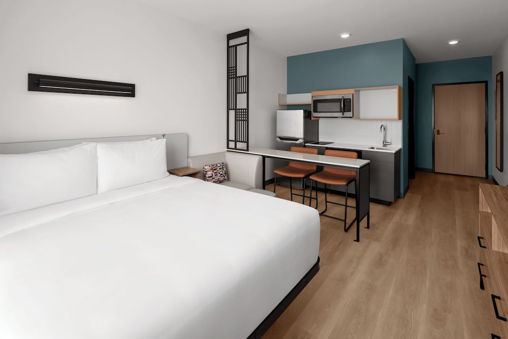 Studio, Queen Bed